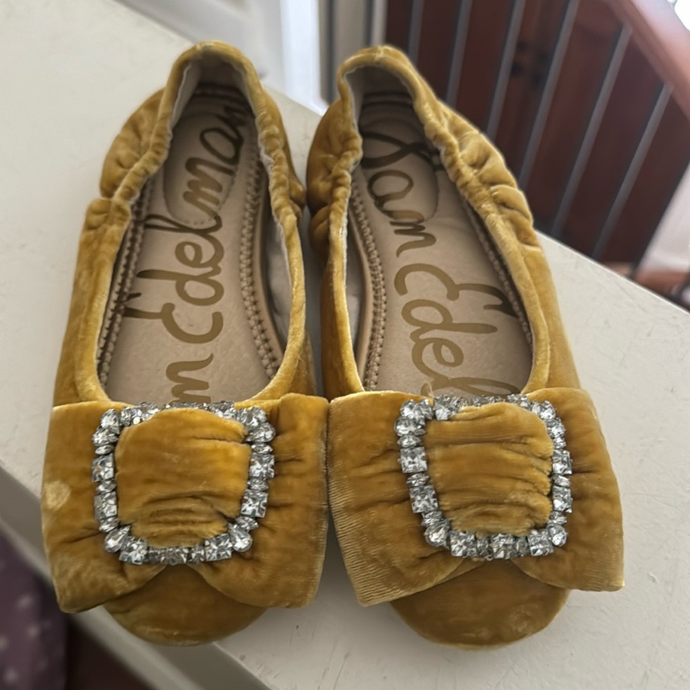 Same Edelman gold velvet flats with rhinestone on the bow. Size 1